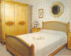 Ložnice, konec postele z Thonetu.
