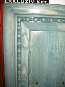 Front dveří zdobený vyřezávanou lištou.