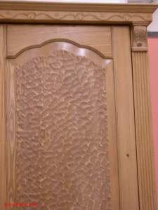 dřevořezba a vyřezávané lišty na dveřích.