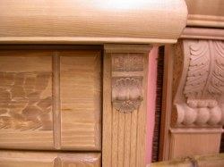 Starogermánský styl na skříni i na krbu v pozadí ve formě dřevořezby.